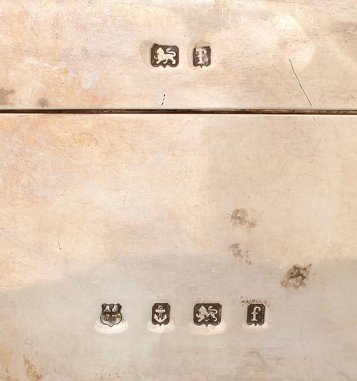 CIGARRSKRIN, silver, Arthur & John Zimmerman, Birmingham, 1905. Totalvikt: 1661 gram.