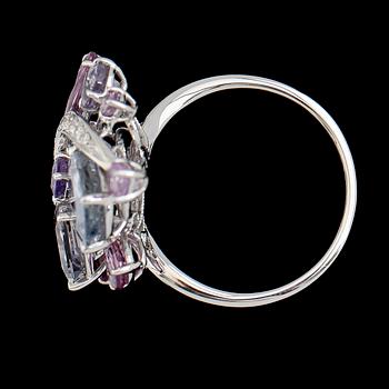 COCKTAILRING, 18K vitguld, olikfärgade safirer tot ca 7.90 ct, diamanter tot ca 0.07 ct.