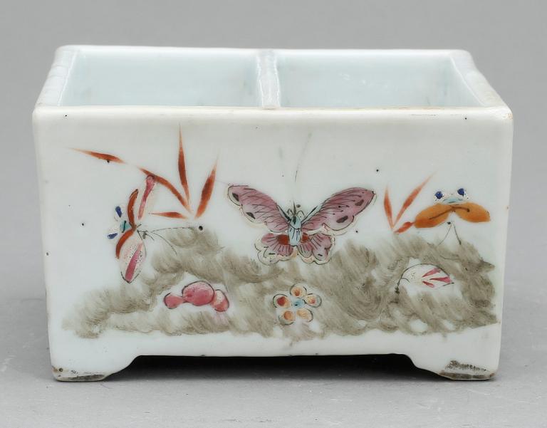 STÄLL. Porslin, Kina, 1800-tal.