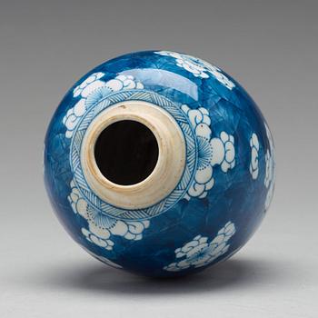 A blue and white jar, Qing dynasty, Kangxi (1662-1722).