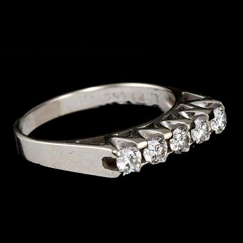 RING, 18k vitguld med 5 briljantslipade diamanter, tot 0.60 ct, importstämplad, 1900-talets tredje kvartal. Vikt 5 g.