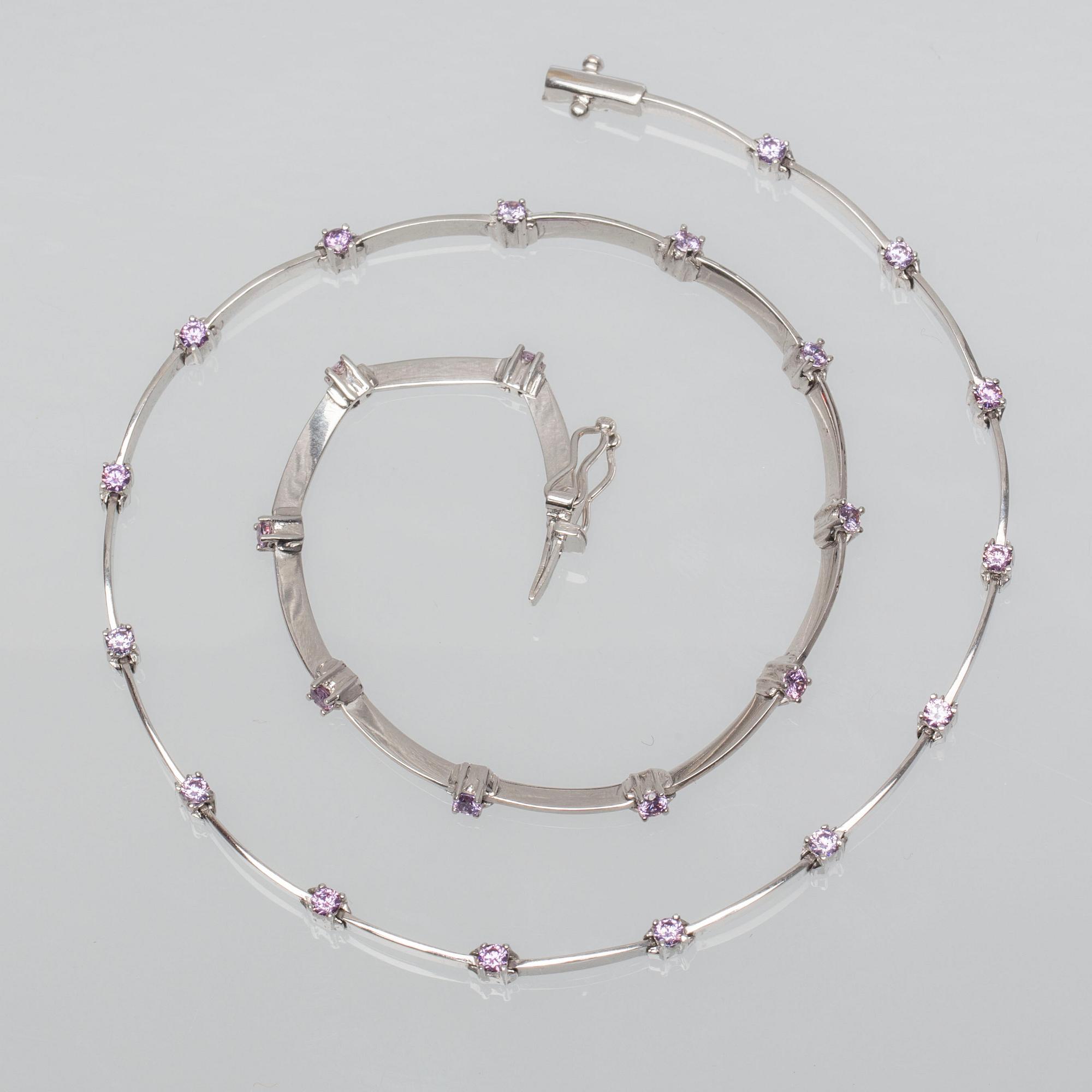 HALSBAND, 18K vitguld med rosa briljantslipade stenar. Vikt ca 17,5 cm.