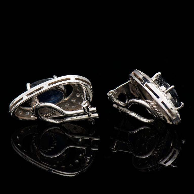 ÖRHÄNGEN, fasettslipade safirer, briljantslipade diamanter, 18K vitguld.