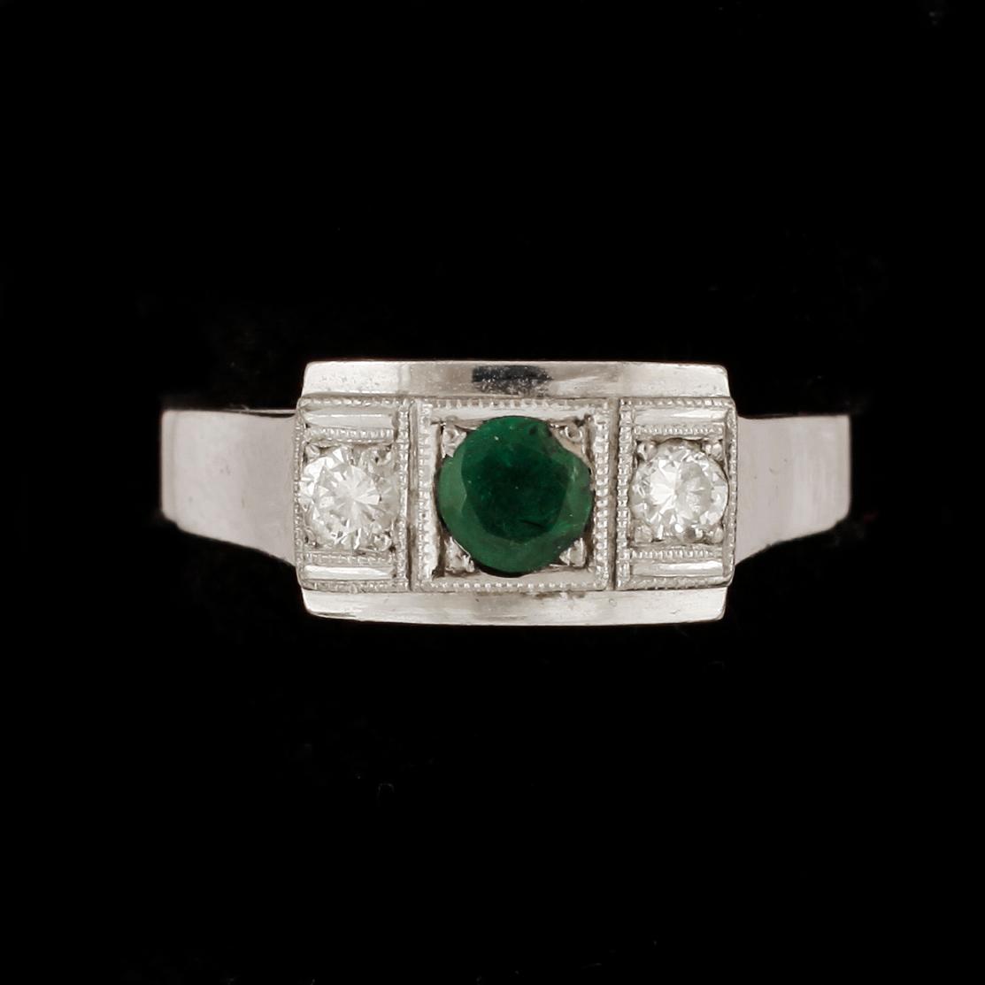 RING, 18k vitguld med briljantslipade diamanter tot ca0,15ct enl gravyr samt smaragd. Vikt 3,5g.