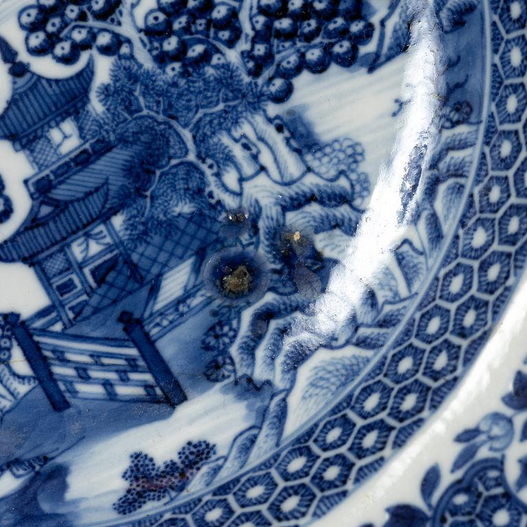 Service pieces 8 pcs, roasting dish 1 pc and 7 pcs plates, Qianlong (1736-95).