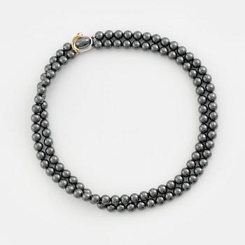 Ole Lynggaard. 2 rows of hematite beads with a clasp in 14K white gold and gold with a brilliant-cut diamond.