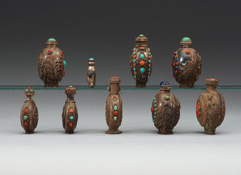 A set of nine Tibethan snuff bottles with stoppers, ca 1900.