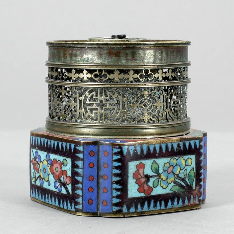 SPRITBRÄNNARE, silver och cloisonné, Kina, 1800/1900-tal.