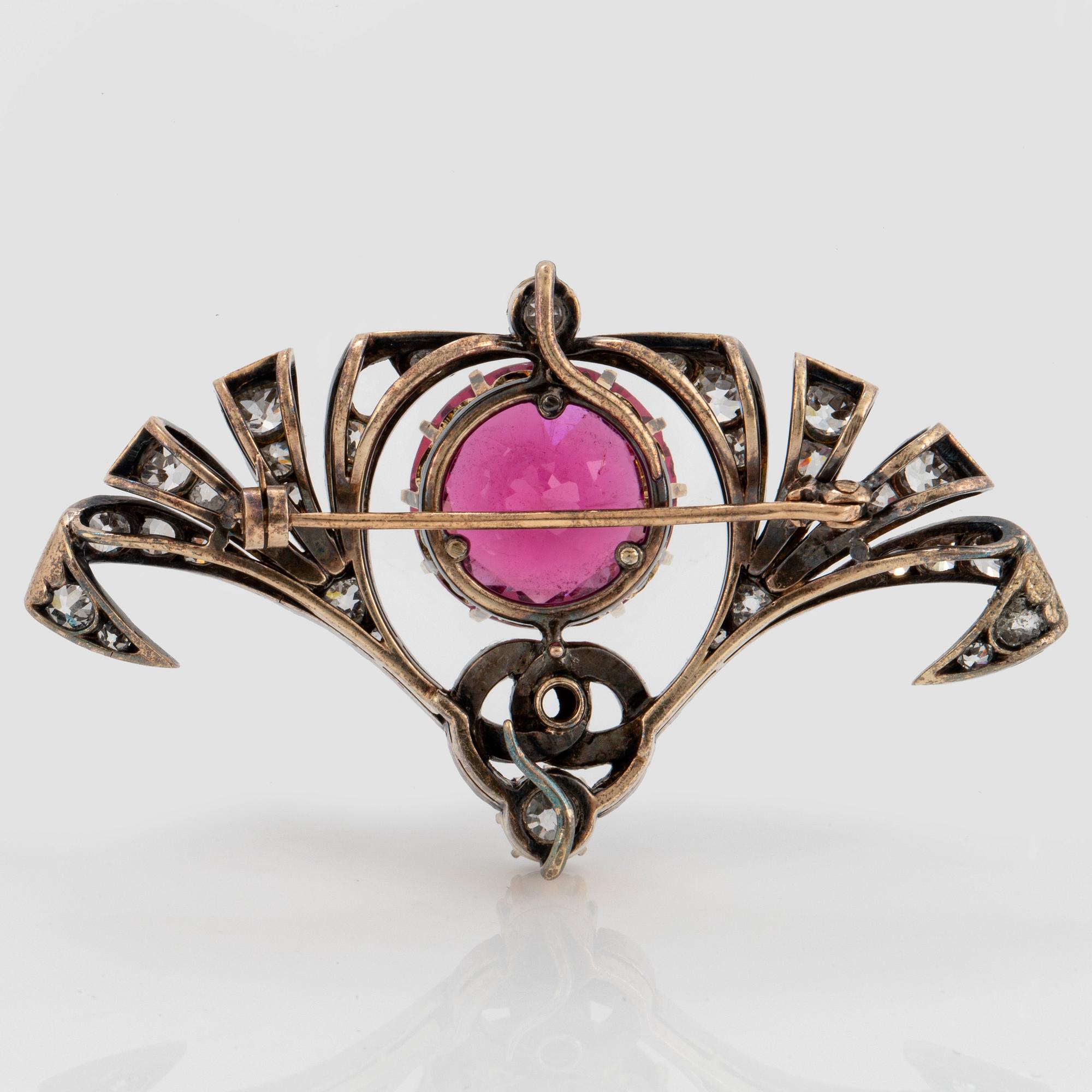 Brosch silver och 14K guld med en fasettslipad rosa turmalin och gammal- och rosenslipade diamanter.