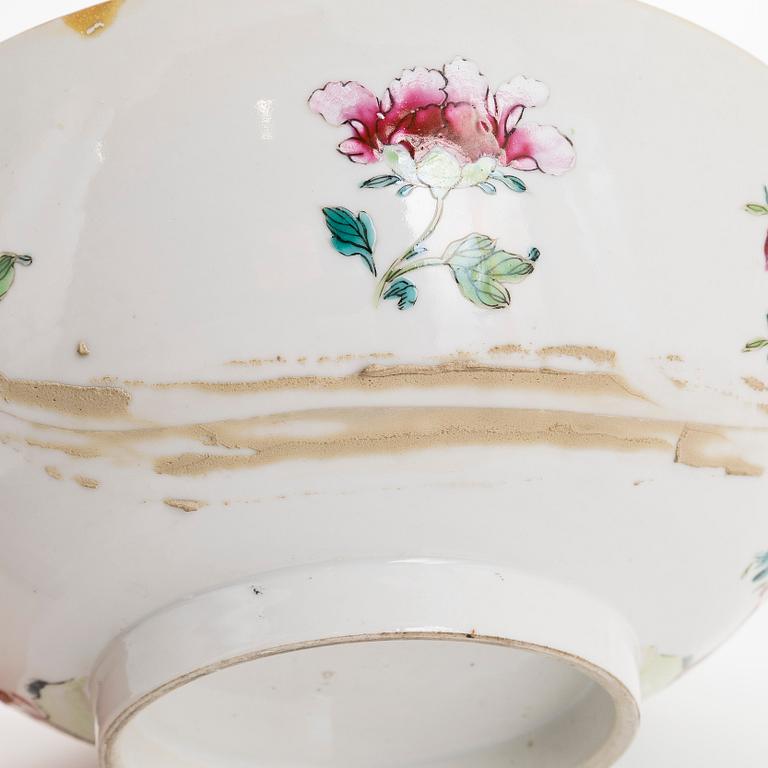 Kulho, maljakko ja vati, posliinia. Kiina, 1700/1900-luku. Sekä kulho, cloisonné. Japani, 1900-luvun alku.