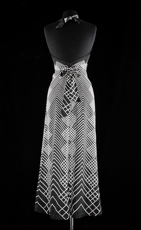 A black and white longdress by Louis Scherrer.
