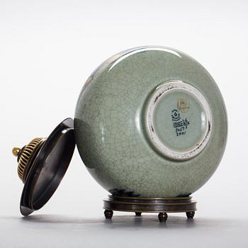 URNA MED LOCK, porslin och brons,  Knud Andersen för Royal Copenhagen.