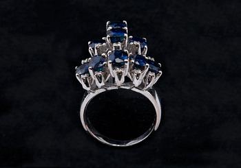 SORMUS, 8/8 hiottuja timantteja n. 0.11 ct. safiirit ca 5 ct. 18K valkokultaa. 1950/60-luku. Paino 10,5 g.