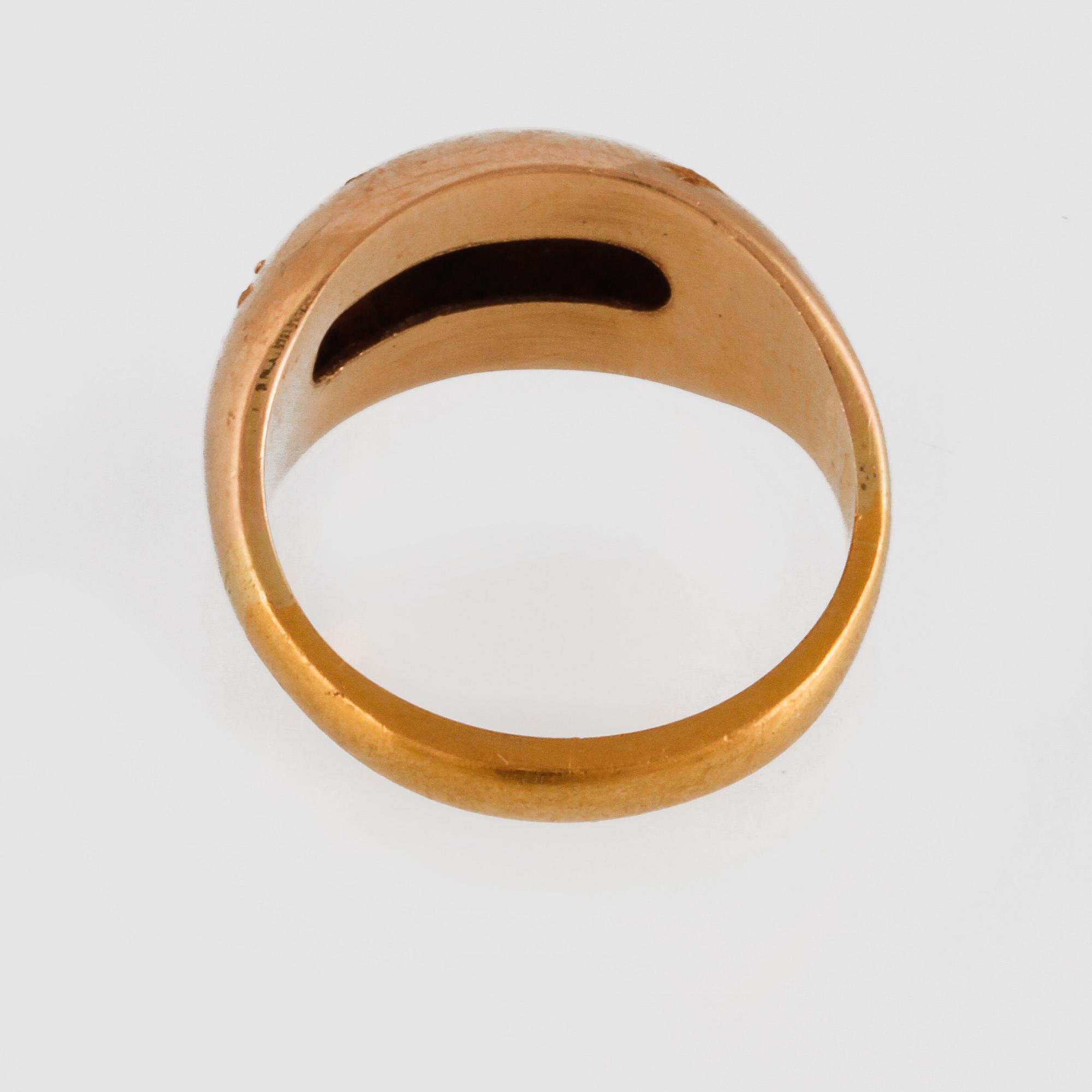 RING, 23K guld med 3 briljantslipade diamanter, otydligt svenska stämplar. Vikt 4,7 gram.