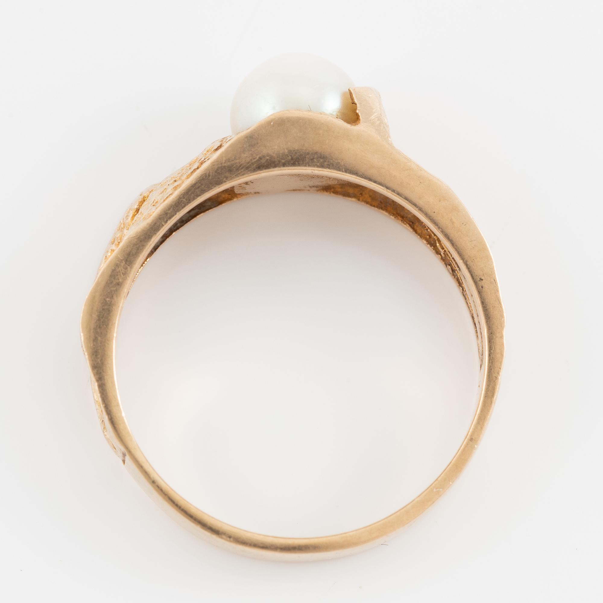 Björn Weckström, ring, 14K gold with cultured pearl, Finland 1971.