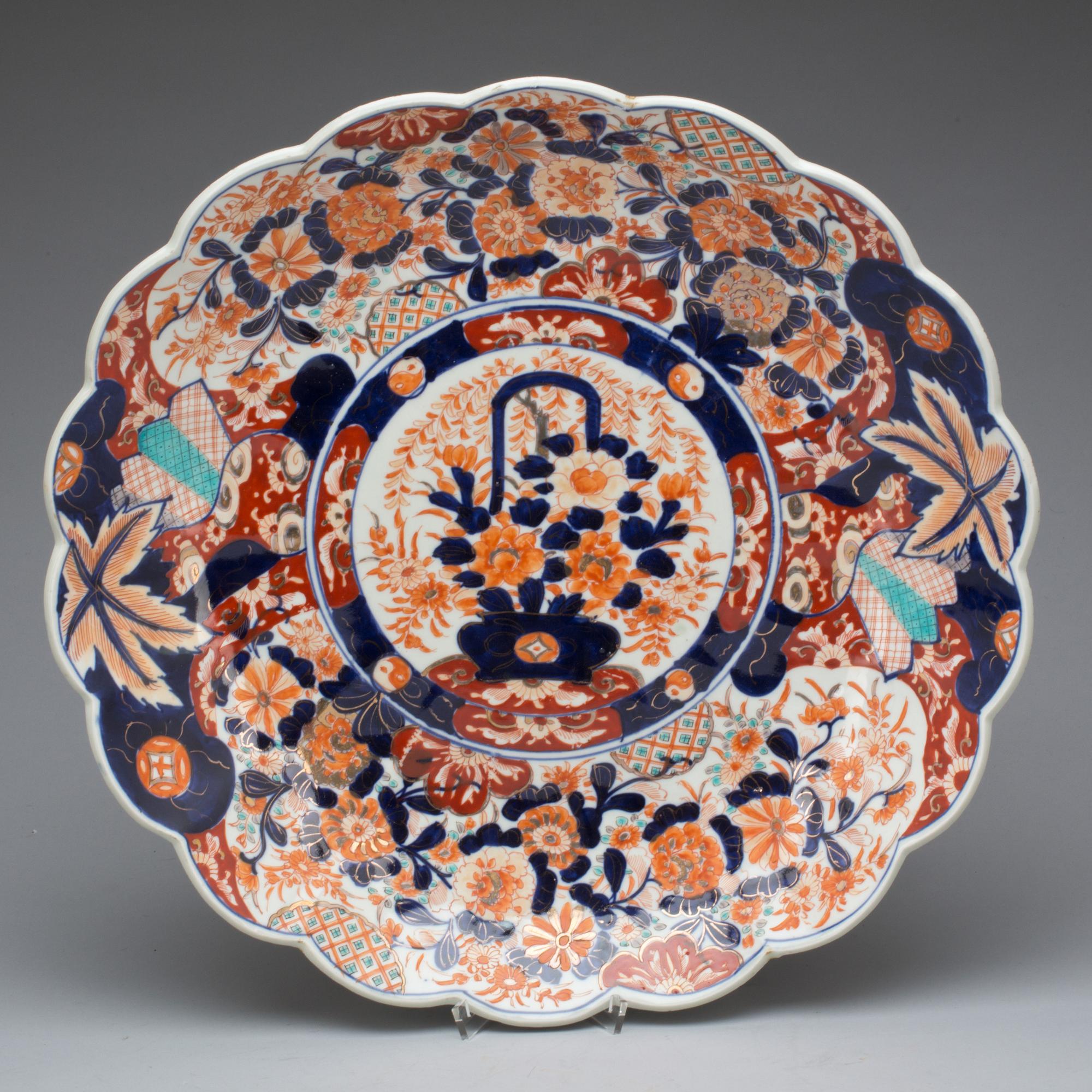PRESENTERFAT, porslin. Imari, Japan, 1800-talets slut.