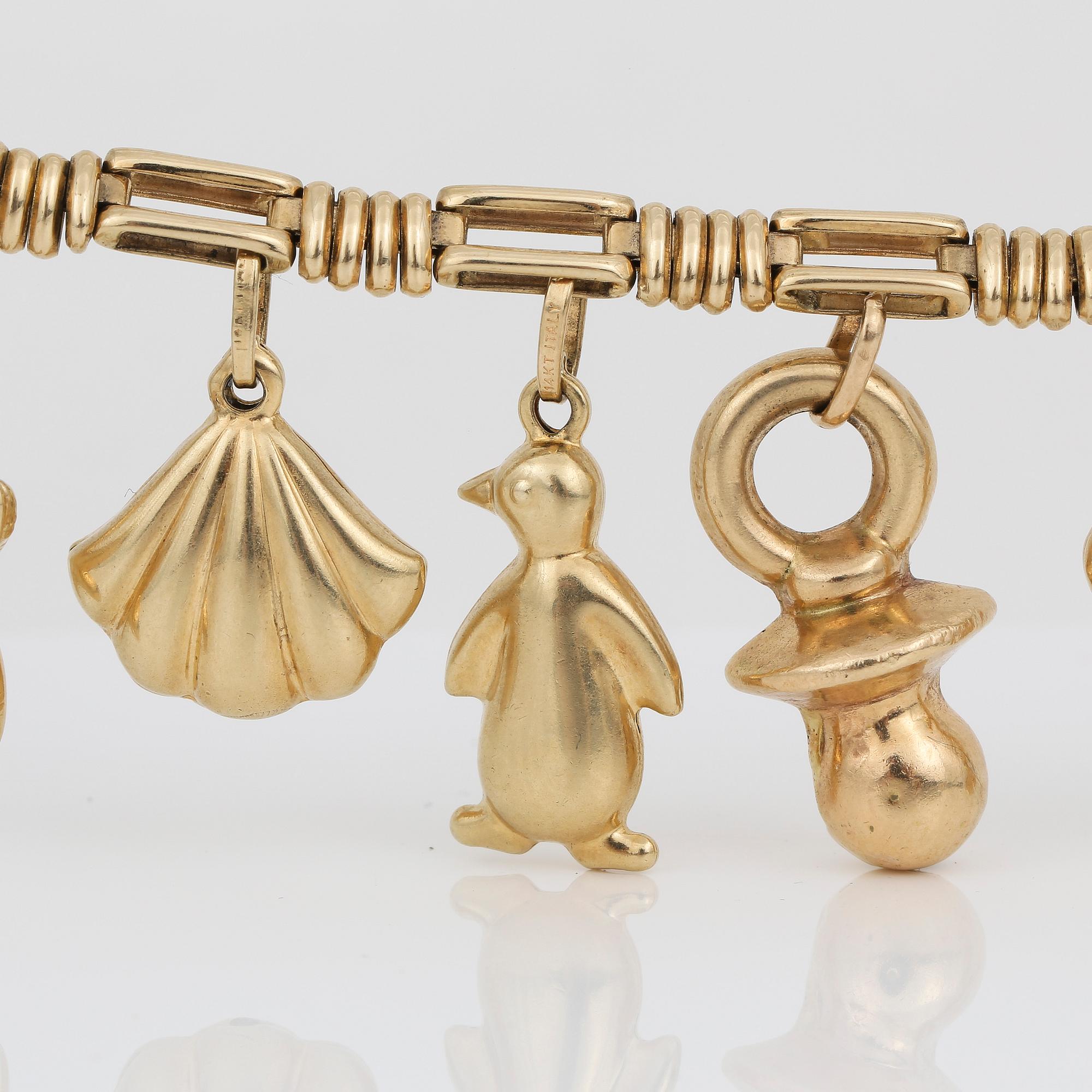 ARMBAND, 14K guld med 11 berlocker, Italien, olika guldhalter, 1900-talets sista kvartal. Vikt ca 26,45 g.