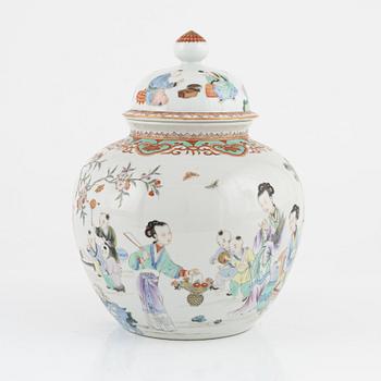 A lidded porcelain urn, Kina, 20th century.