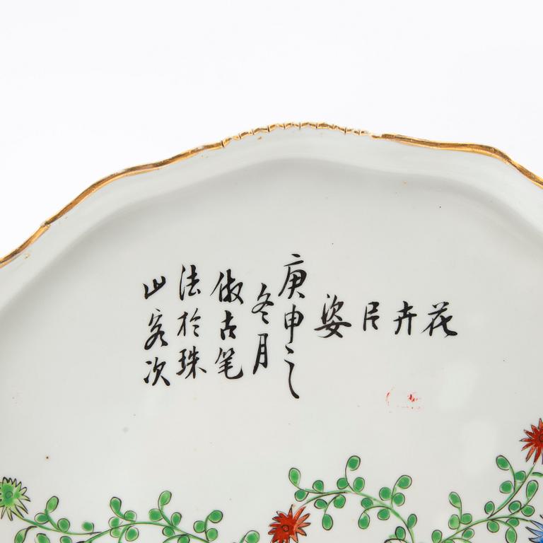 A set of two Chinese porcelain trays, 20th century.