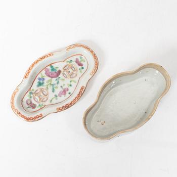 A Chinese famille rose ewer, a a cup with cover, a cup with saucer, a box and a censer, Qing dynasty, 18th and 19th cent.