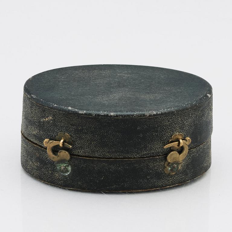 A late 18th century gold box en deux colour and enamel, possibly Hanau, Louis XVI.