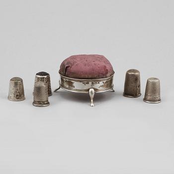NÅLDYNA samt FINGERBORGAR, 5 st, delvis silver, 1900-talets första hälft.