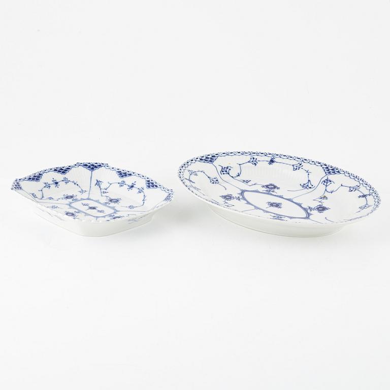 Matservis, 34 delar, porslin, "Musselmalet Halvblonde", Royal Copenhagen, Danmark.