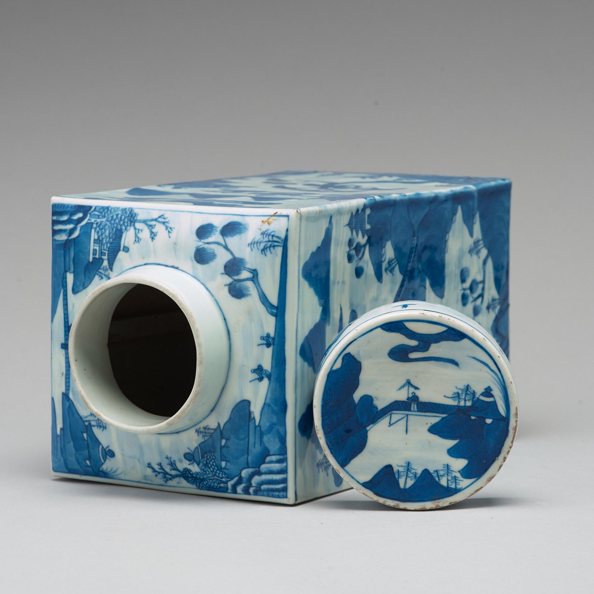 A large blue and white tea canister with cover, Qing dynasty, 19th Century.