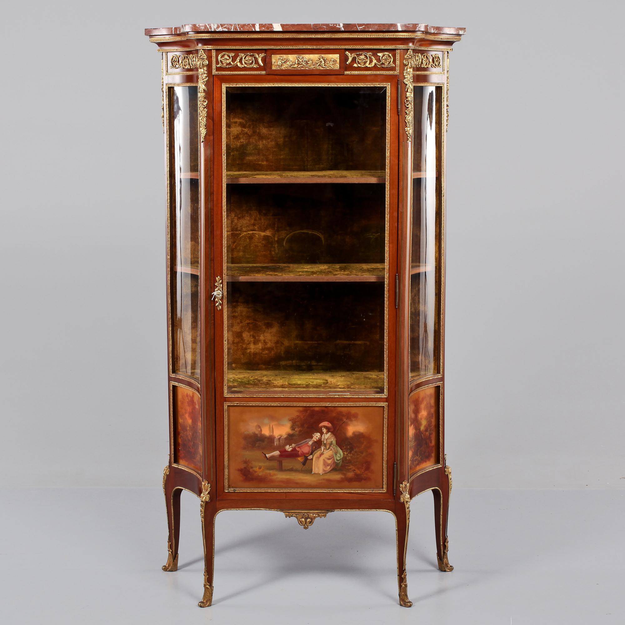 VITRINSKÅP, Louis XVI-stil, omkring 1900-talet mitt.