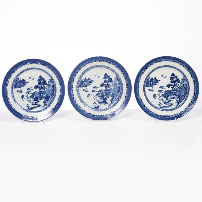 Six blue and white porcelai plates and a butter tureen, China, Jiaqing (1796-1820).