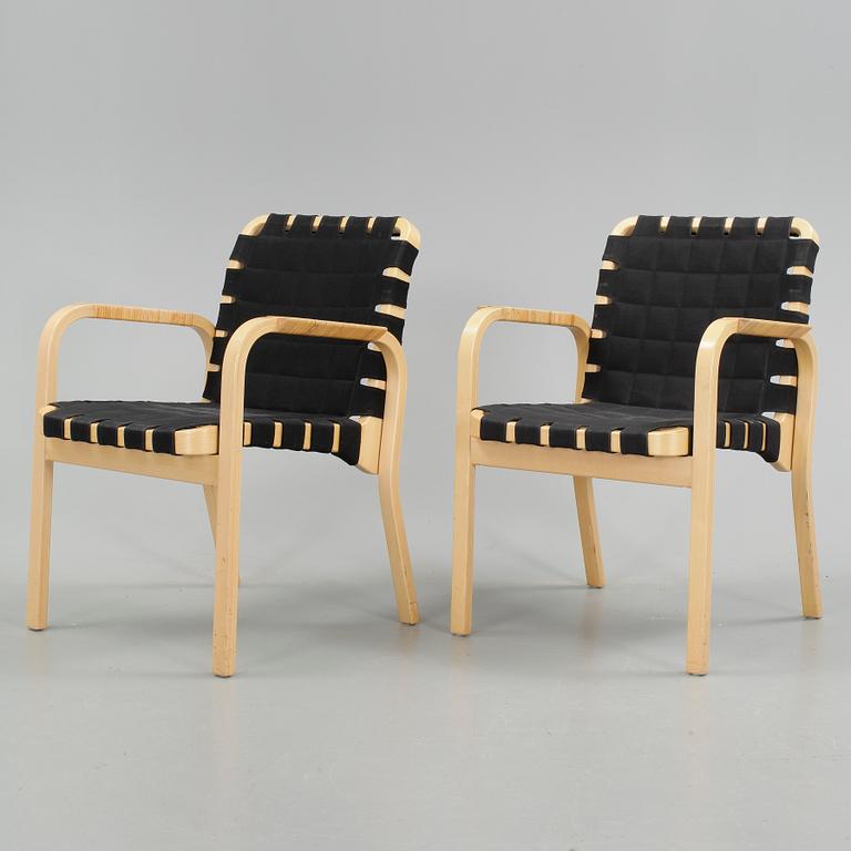 KARMSTOLAR, 2 st, modell 45, Alvar Aalto, Artek. Modellen formgiven 1947.