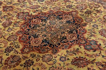 A semi-antique Kashan carpet, ca 426 x 305 cm.