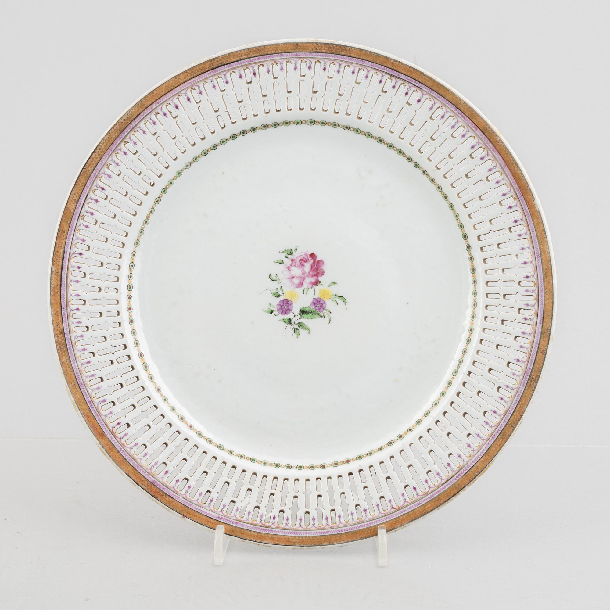 A Chinese famille rose porcelain sauce boat and five dishes, Qing dynasty, 18th and 19th century.