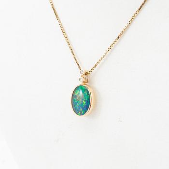 Ole Lynggaard, hängsmycke och kedja, 18k guld med opal och diamanter.