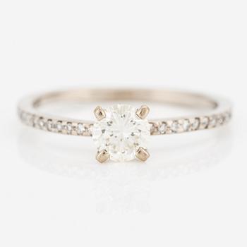 Ring med briljantslipad diamant ca 0,60 ct och små åttkantslipade diamanter.