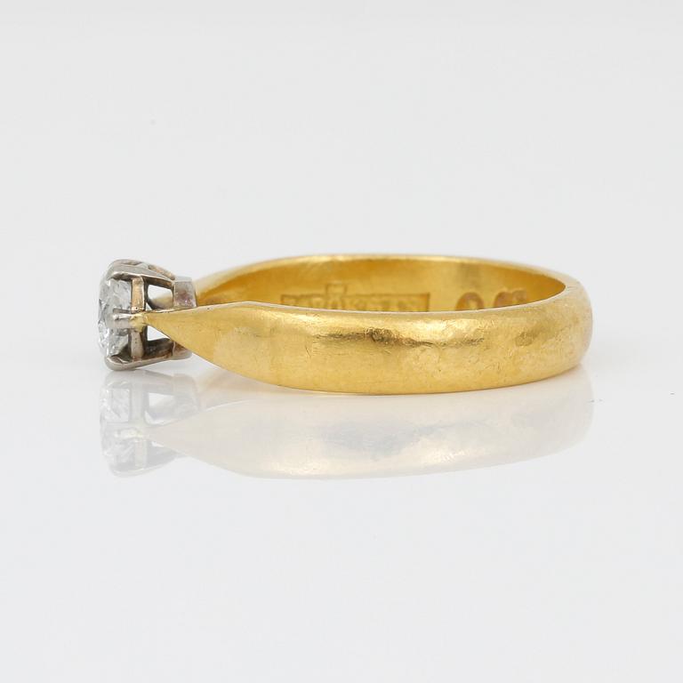 RING, 23K guld samt briljantslipad diamant ca 0,35 ct, L Bökman, Stockholm, omkring sekelskiftet 1900. Vikt ca 4,49 g.