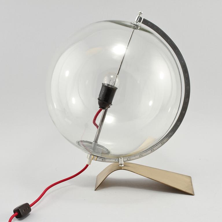 BORDSLAMPA, i form av jordglob, 1959.