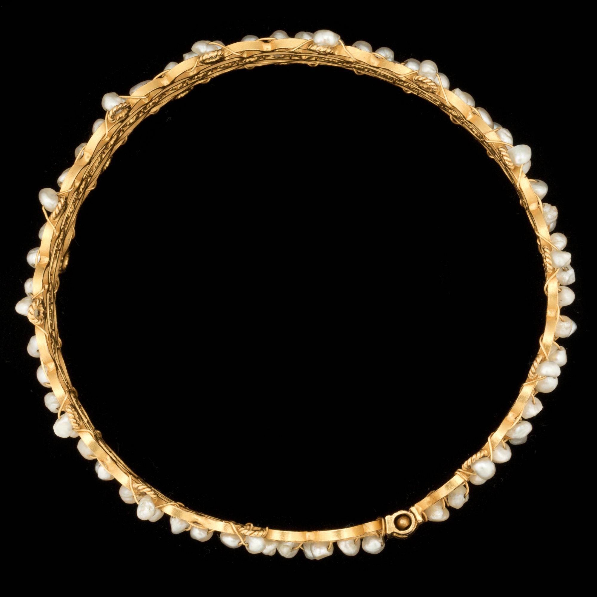 ARMRING, 14k guld med pärlor. Vikt ca 22 g.