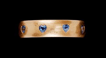 824. Ring, Gaudy, heart cut blue sapphires.