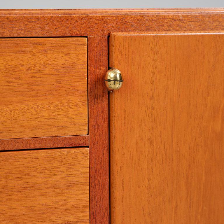 Josef Frank, sideboard, modell B 1015, Firma Svenskt Tenn, ca 2001.