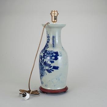 BORDSLAMPA. Porslin, Kina 1800-talets slut.