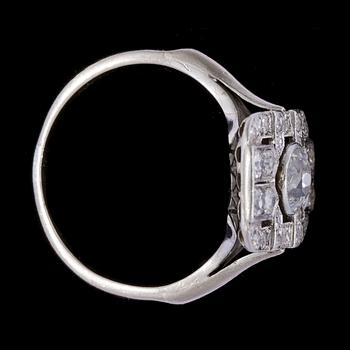 RING, gammalslipade diamanter, tot. ca 3.25 ct, varav mittsten ca 1.25 ct. Art Deco, ca 1930-tal.
