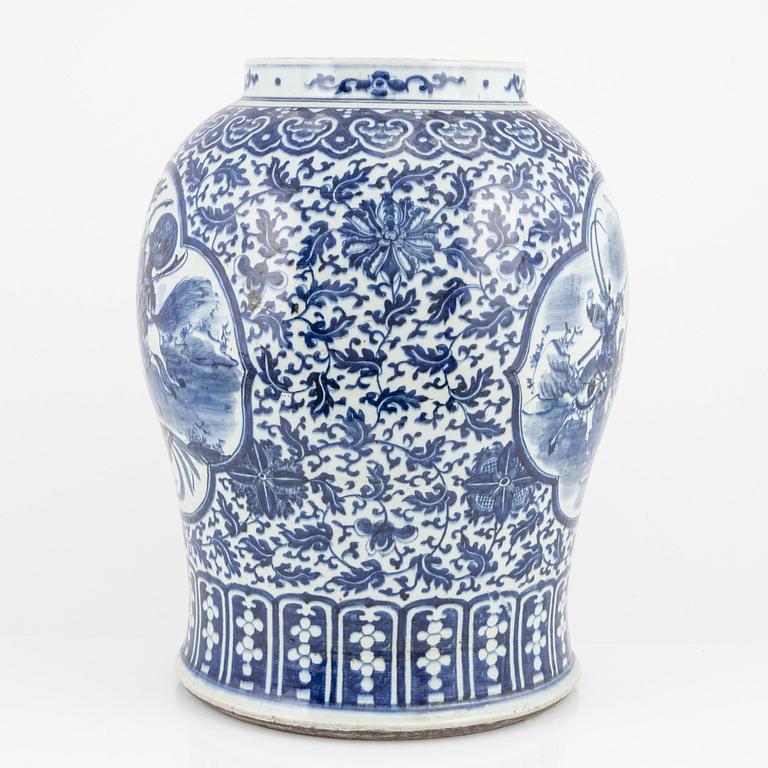 A blue and white vase, late Qing dynasty, circa 1900.