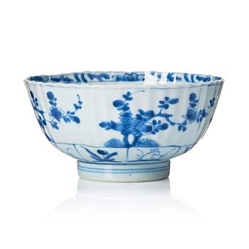 1158. A blue and white bowl, Qing dynasty, Kangxi (1662-1722).