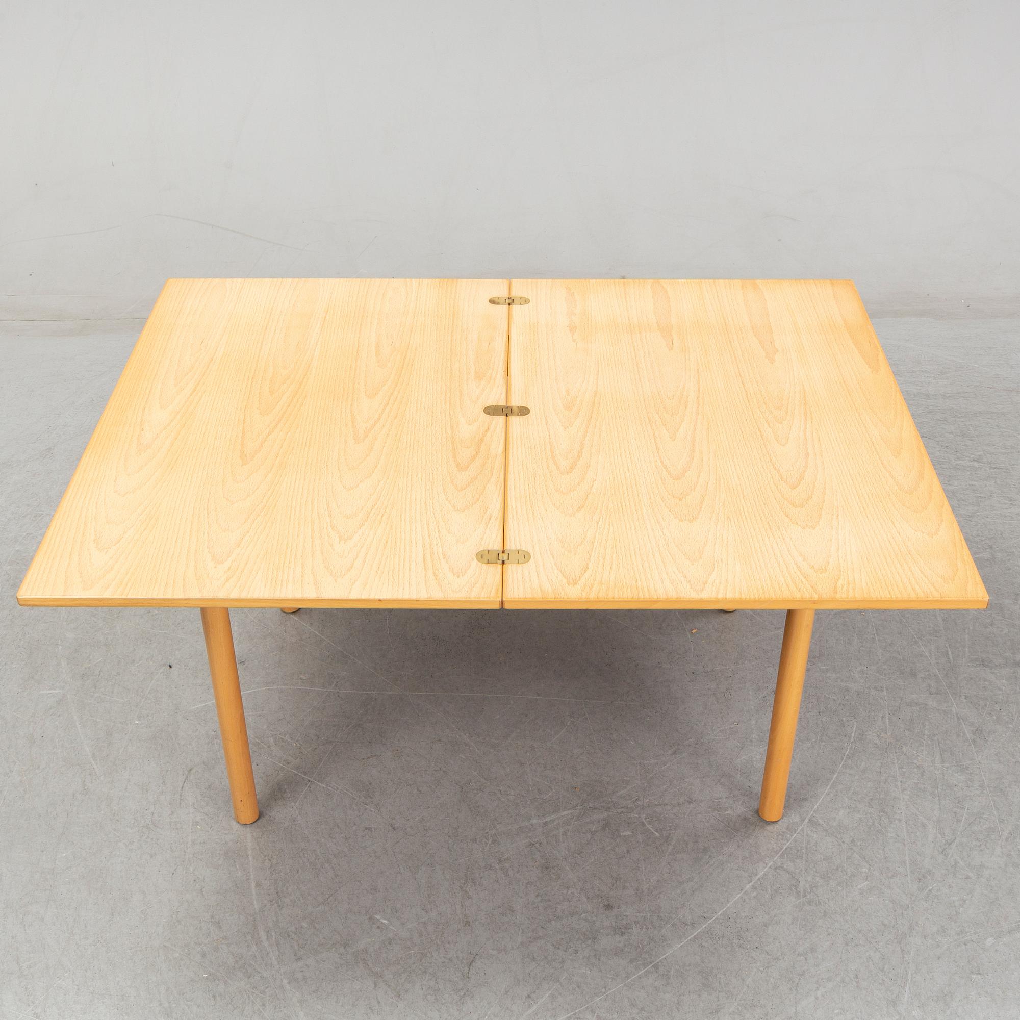 Fritz Hansen/ Børge Mogensen/ Model 4500 A beech folding model 4500 coffee table by Børge Mogensen for