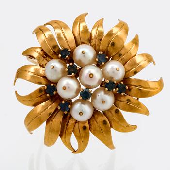 Brosch 18K guld med odlade pärlor ca 7 mm och safirer, bredd ca 4,5 cm, Sengels Guldsmedja Stockholm 1973.