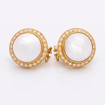 Earrings 18K gold with 2 mabé pearls approx 15 mm and brilliant-cut diamonds approx 1 ct in total, clip and pin fitting.
