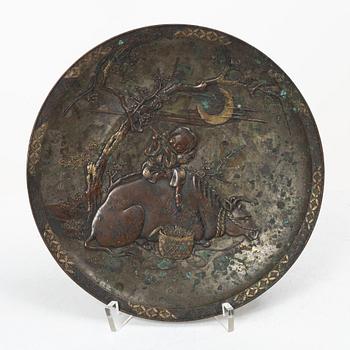 A Japanese bronze dish, Meiji (1868-1912).