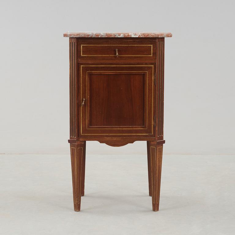 POTTSKÅP, gustaviansk stil, 1900-talets första hälft.