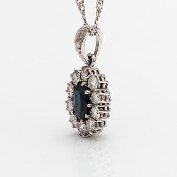 An 18K white gold necklace with a sapphire and diamonds ca. 0.60 ct in total.